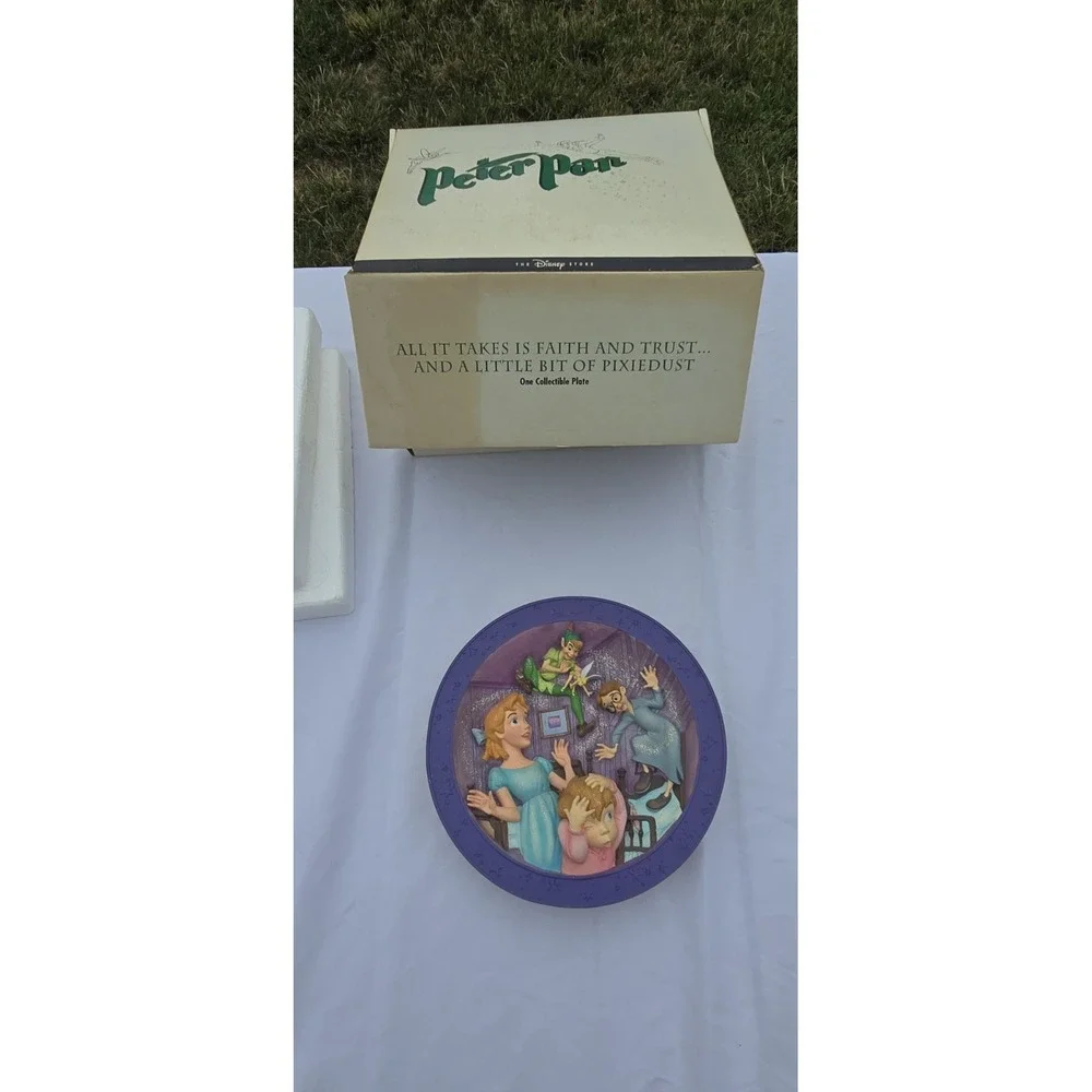 PETER PAN DISNEY 3D RELIEF COLLECTOR PLATE 